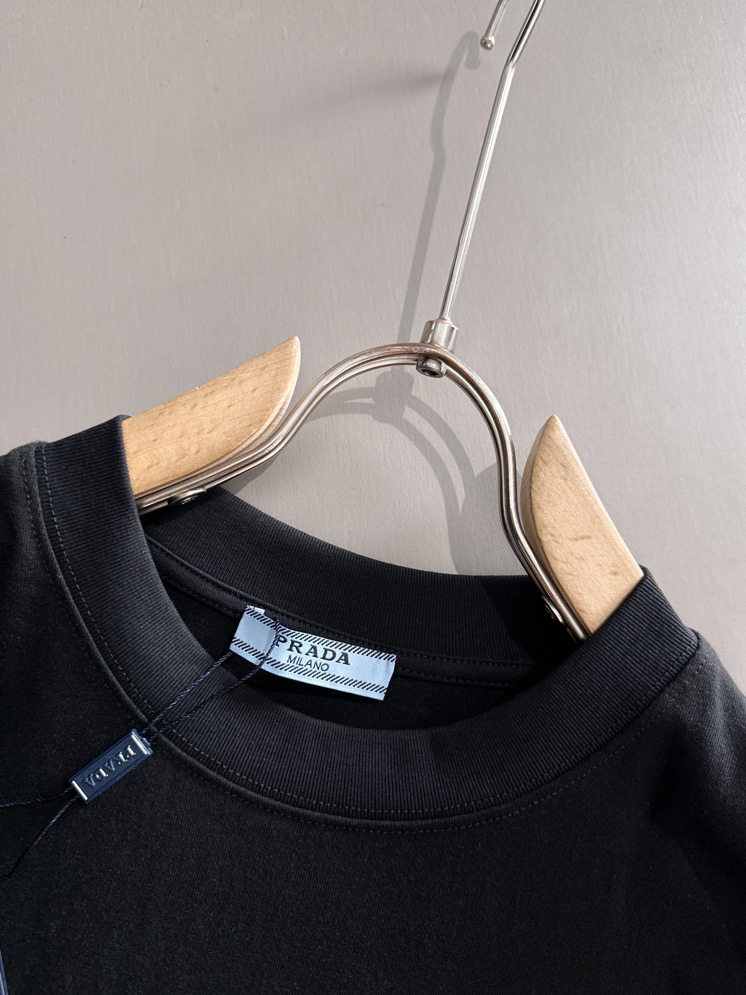 【Prada】プラダ 2025年春夏新作 ブラック/ホワイト 半袖 T138054