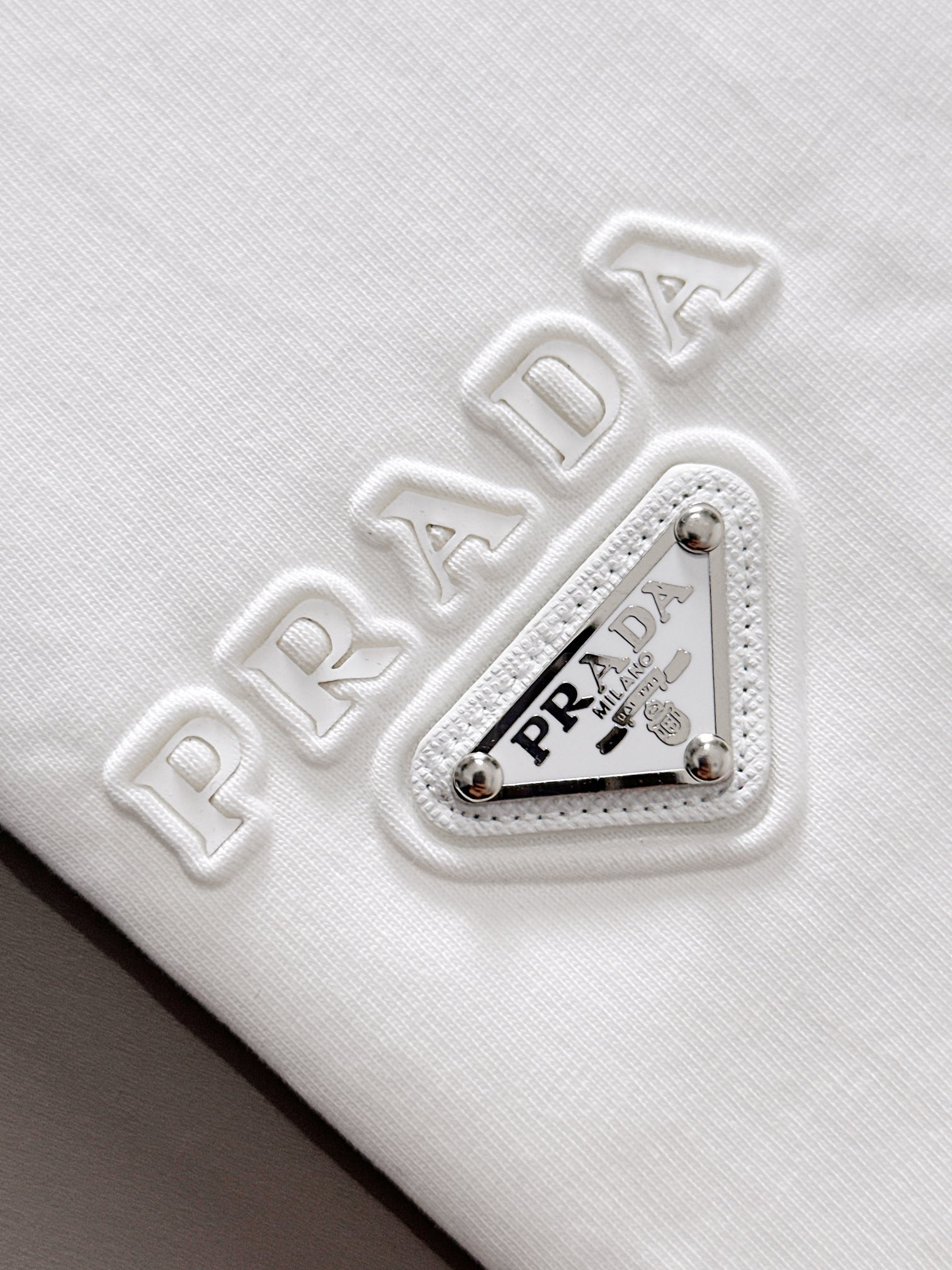 【Prada】プラダ 2025年春夏新作 ブラック/ホワイト 半袖 T138054