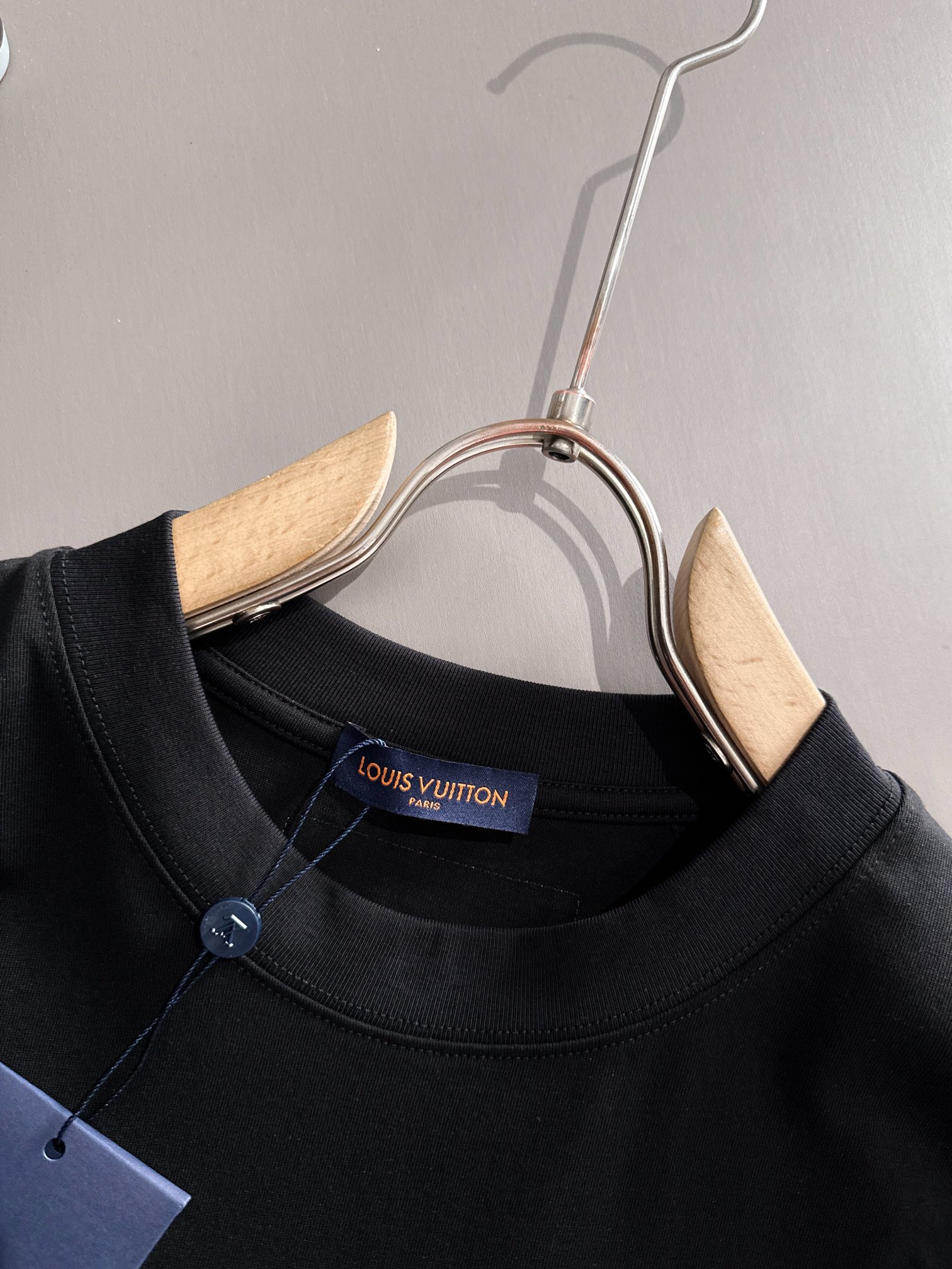 ルイ・ヴィトン 2025年春夏新作 ブラック/ホワイト 半袖 T138053