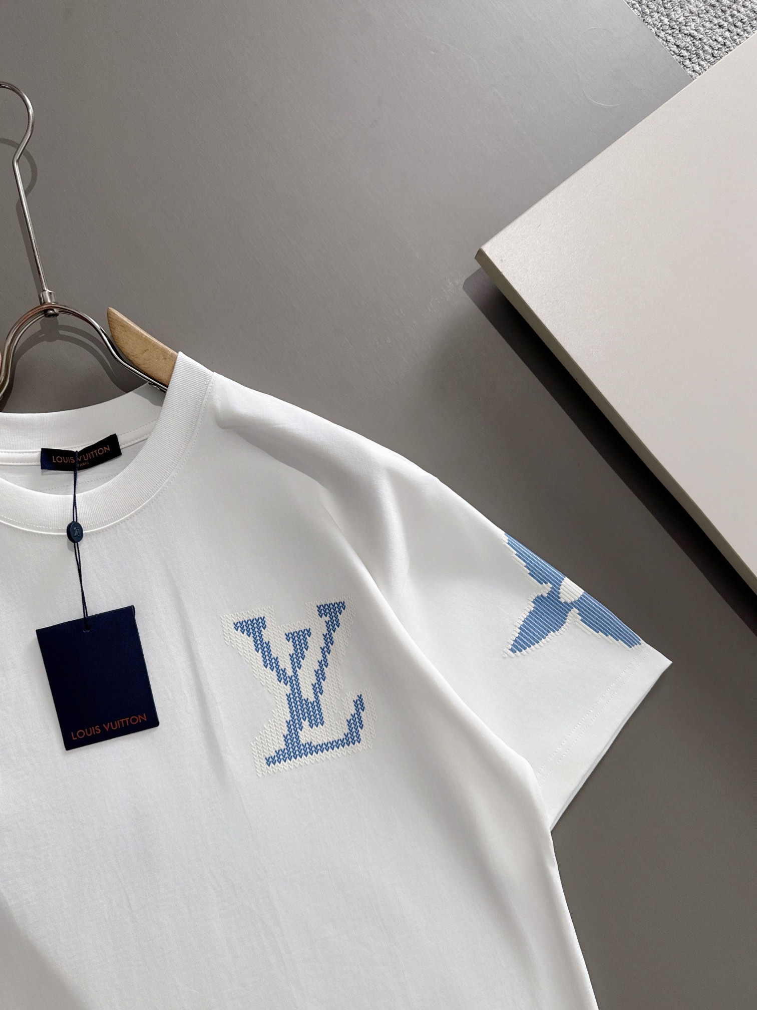 ルイ・ヴィトン 2025年春夏新作 ブラック/ホワイト 半袖 T138053