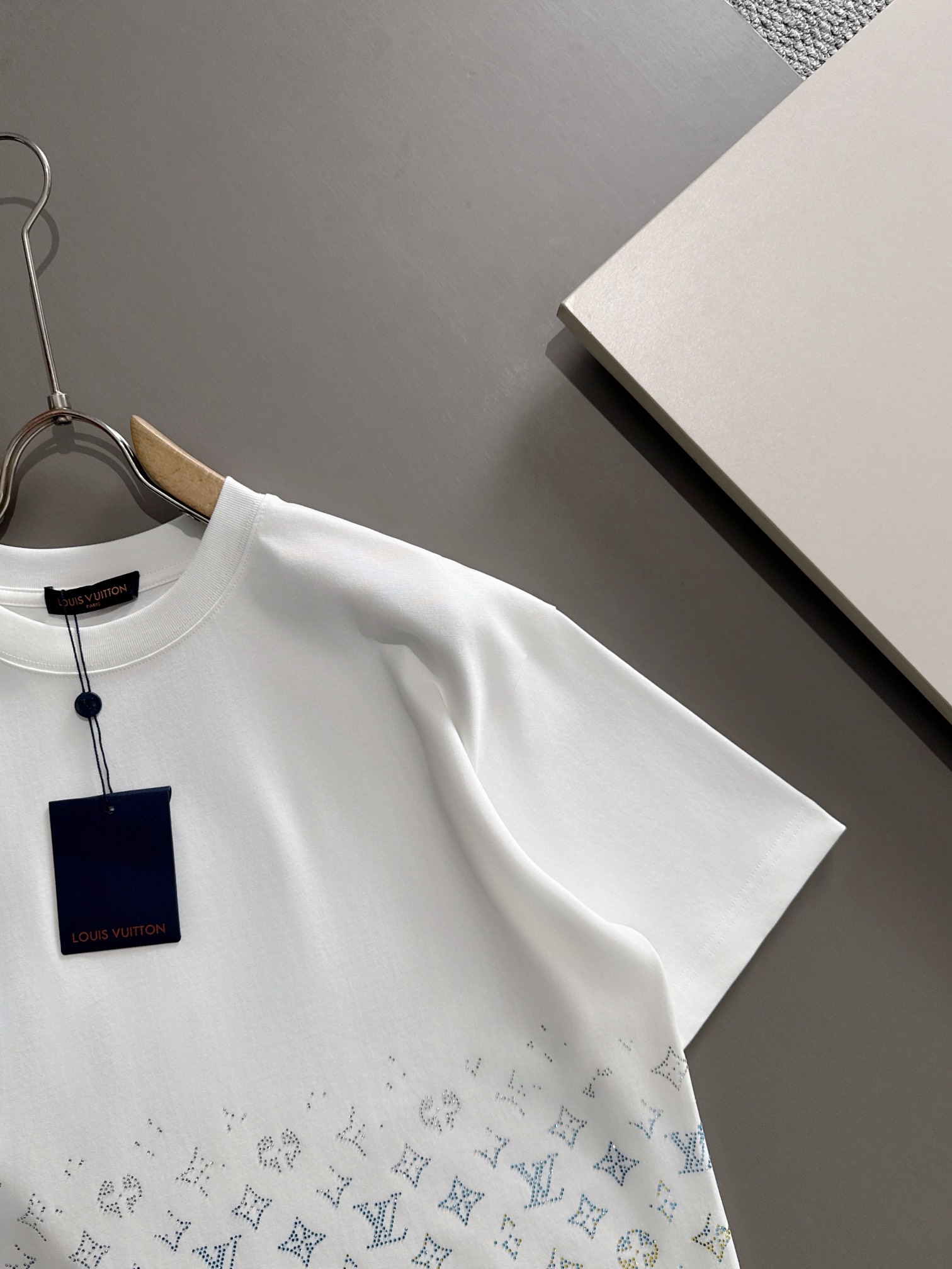 ルイ・ヴィトン 2025年春夏新作 ブラック/ホワイト 半袖 T138050