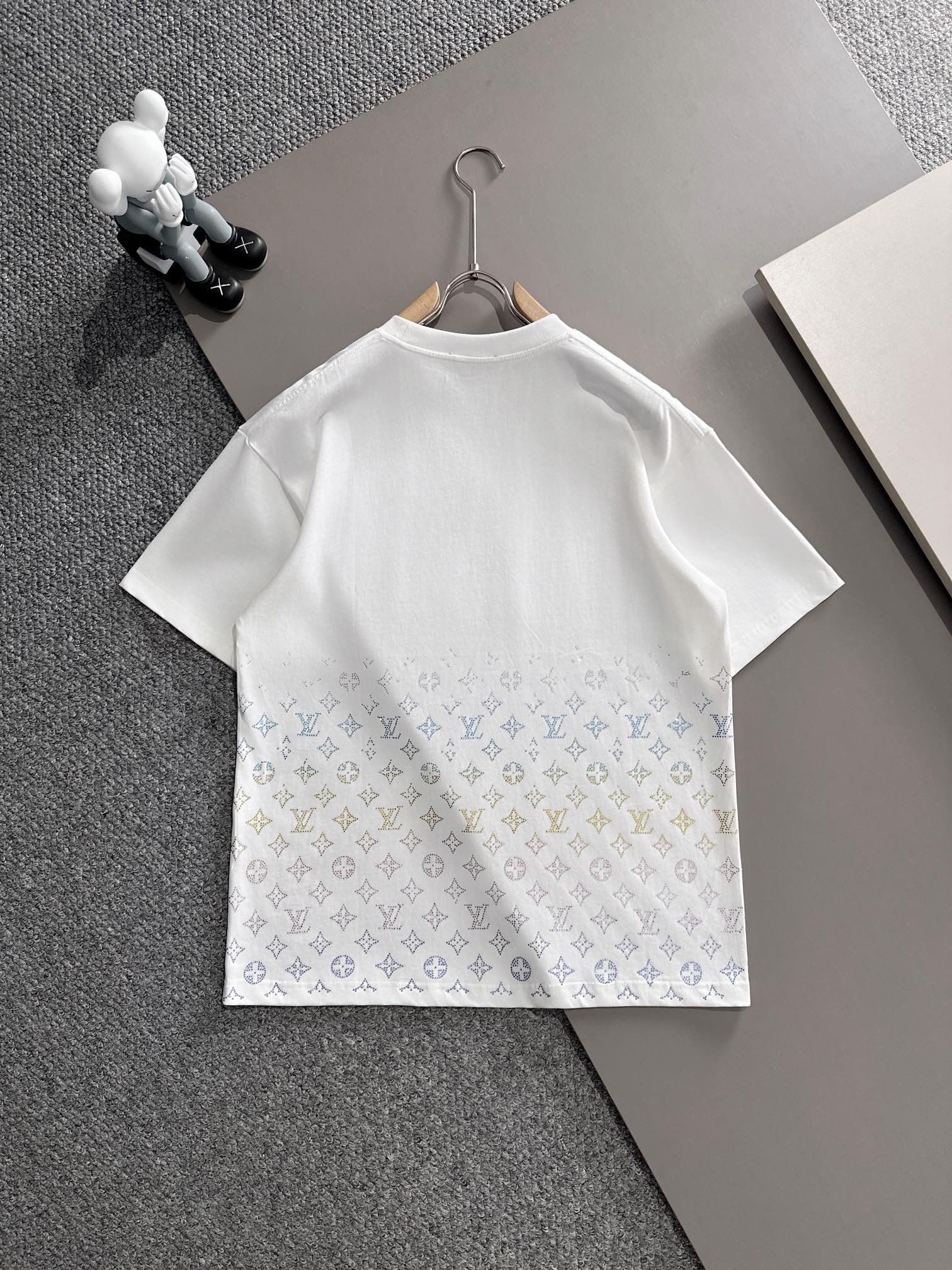 ルイ・ヴィトン 2025年春夏新作 ブラック/ホワイト 半袖 T138050