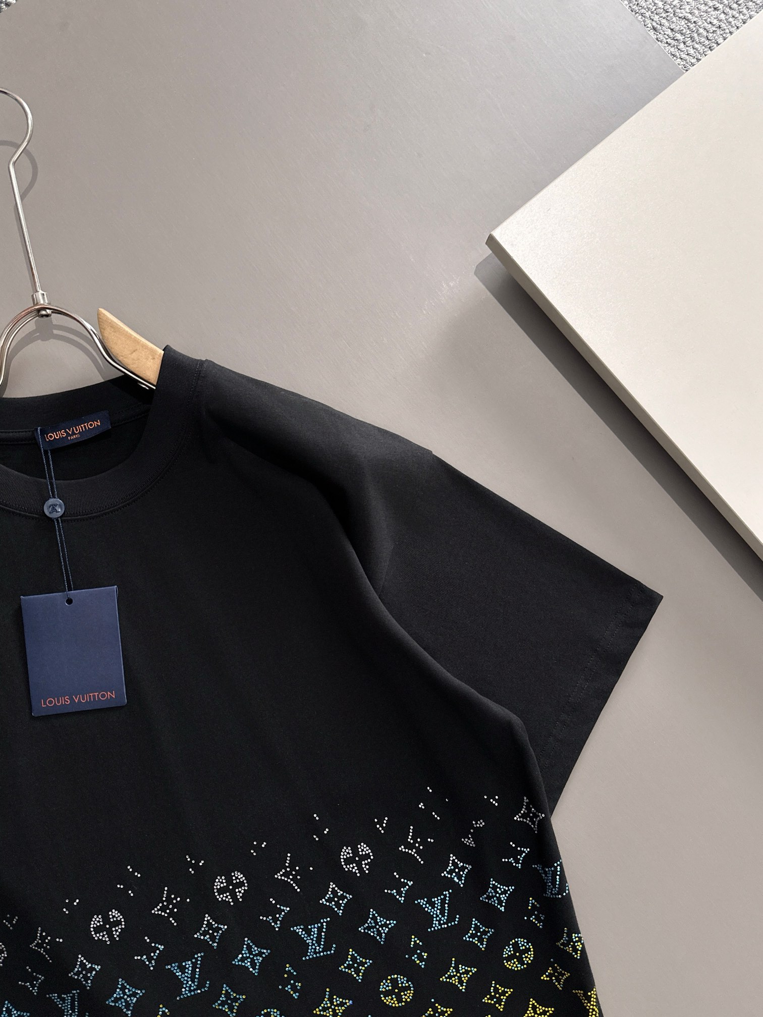 ルイ・ヴィトン 2025年春夏新作 ブラック/ホワイト 半袖 T138050