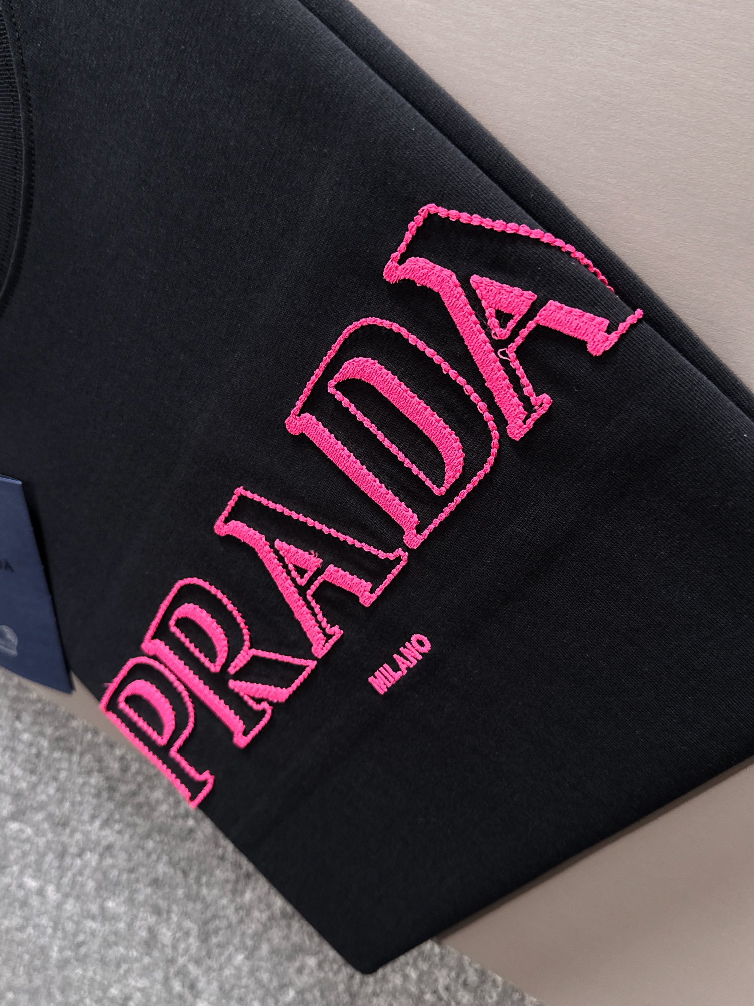 【プラダ】2025年春夏新作 ブラック/ホワイト 半袖 T138048