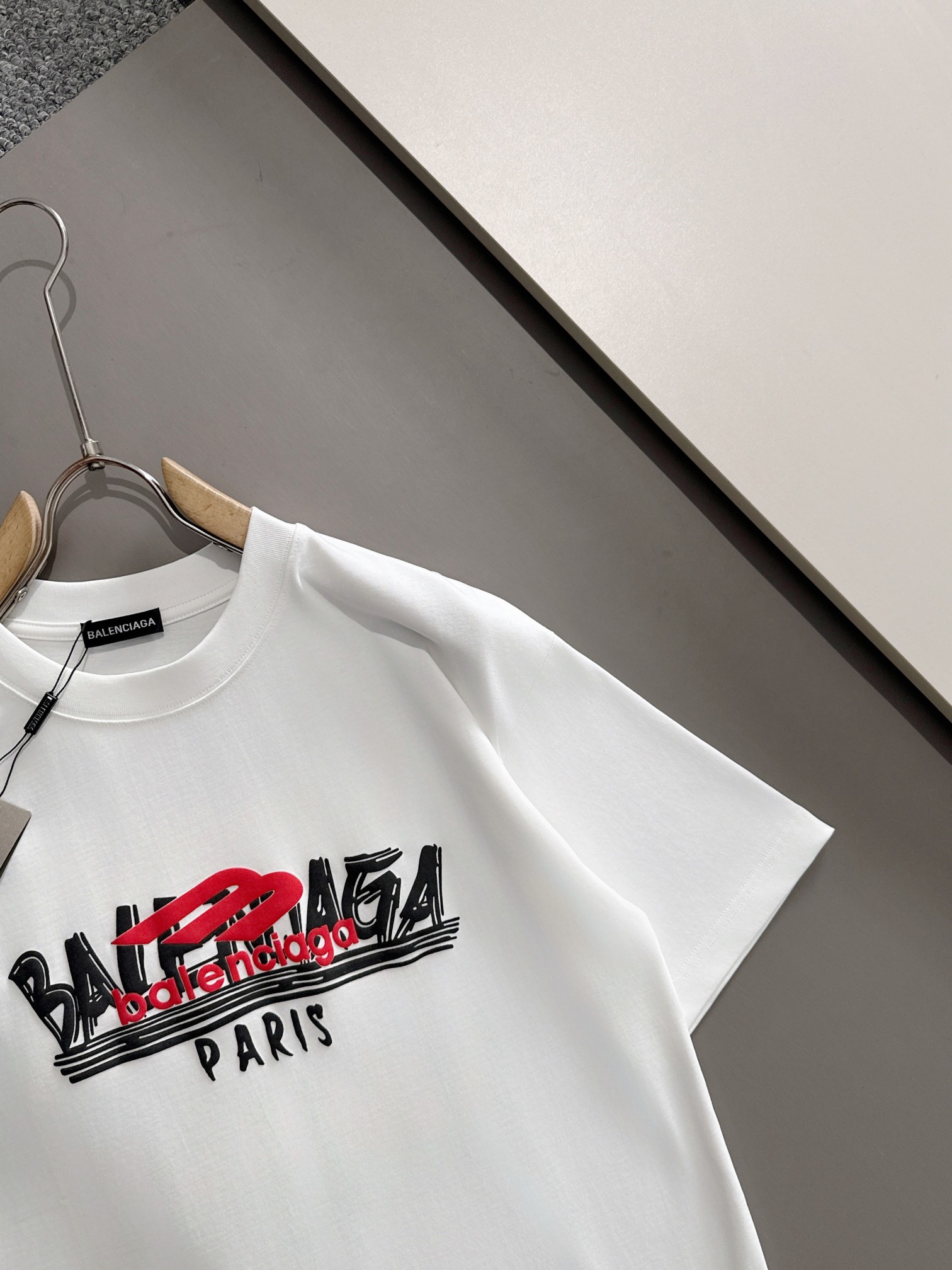 バレンシアガ 2025年春夏コレクション 新作 ブラック/ホワイト 半袖 T138041