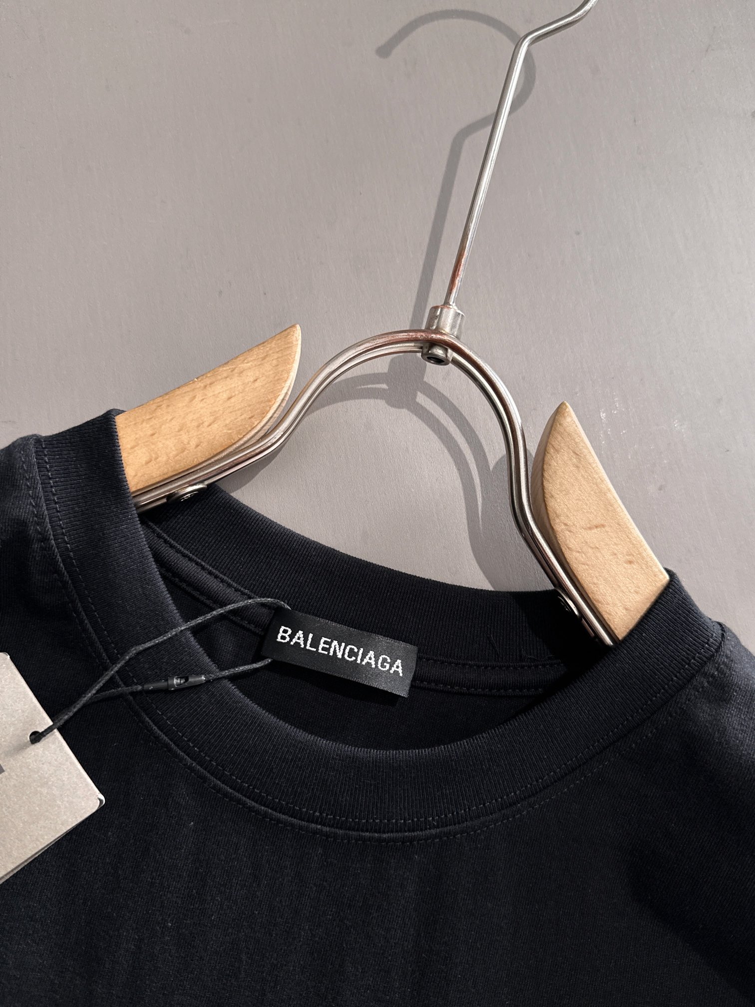 バレンシアガ 2025年春夏コレクション ブラック/ホワイト 半袖 T138039