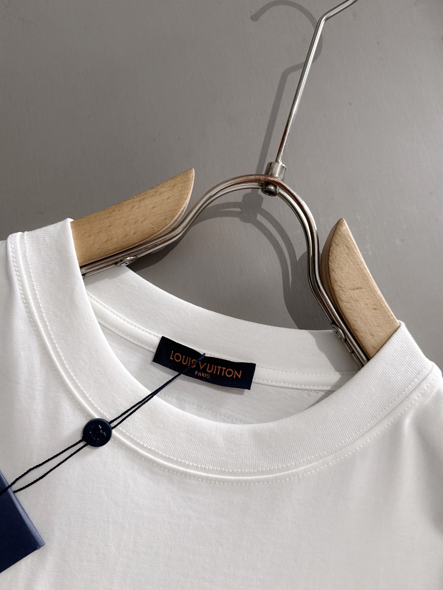 ルイ・ヴィトン 2025年春夏新作 ブラック/ホワイト 半袖Tシャツ T138035