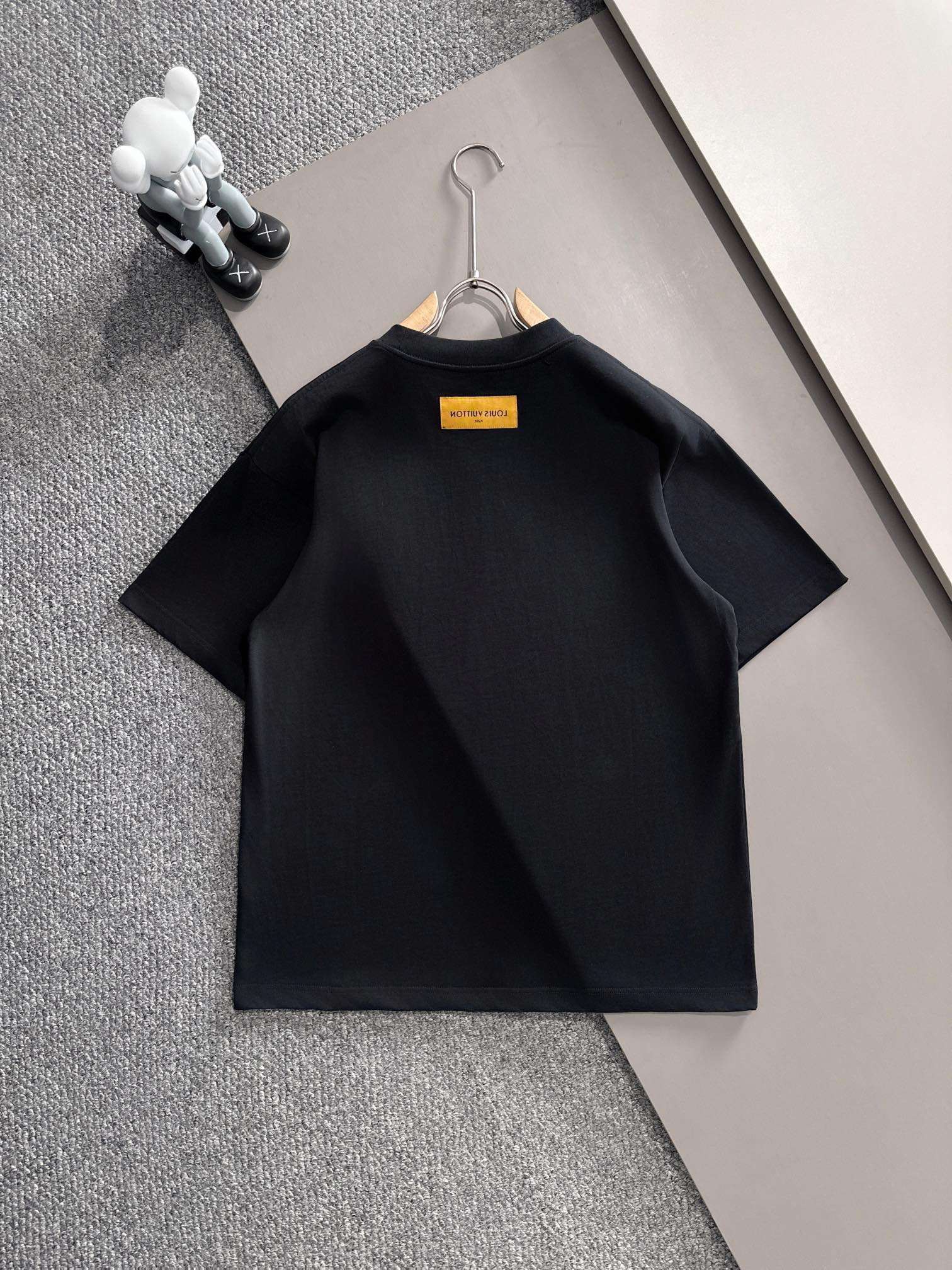 ルイ・ヴィトン 2025年春夏新作 ブラック/ホワイト 半袖Tシャツ T138035