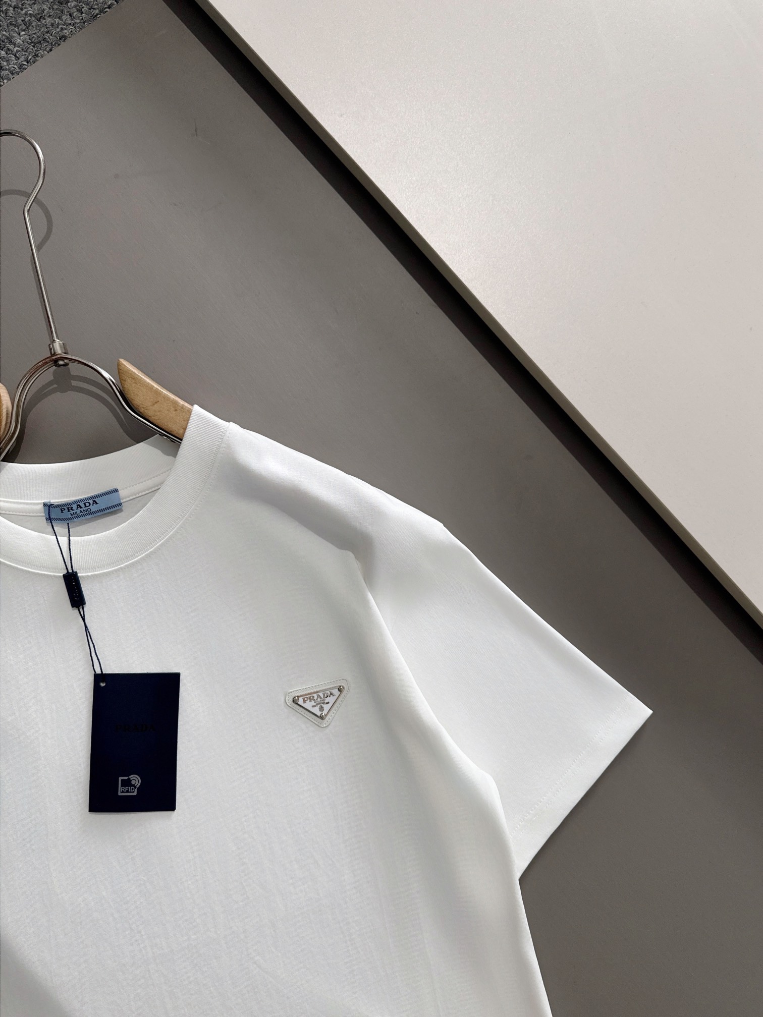 プラダ 2025年春夏新作 ブラック/ホワイト 半袖 T138030