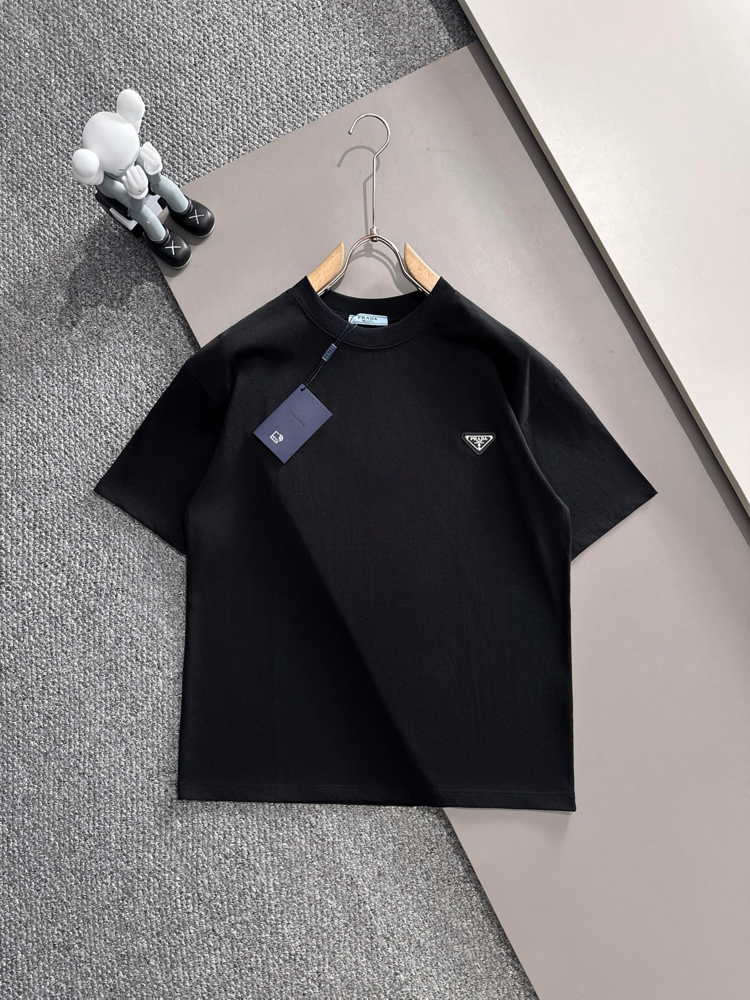 プラダ 2025年春夏新作 ブラック/ホワイト 半袖 T138030
