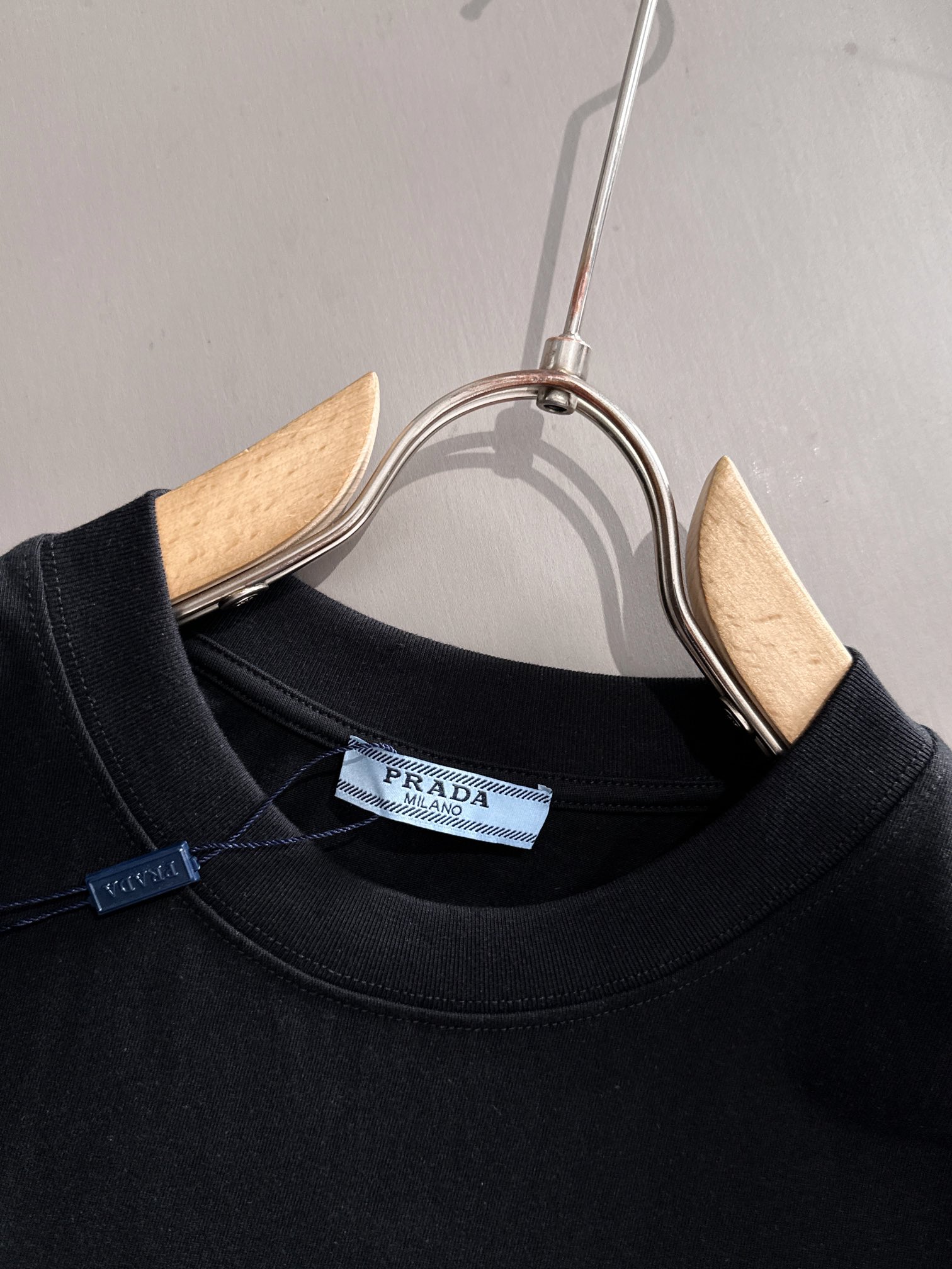 プラダ 2025年春夏新作 ブラック/ホワイト 半袖 T138028