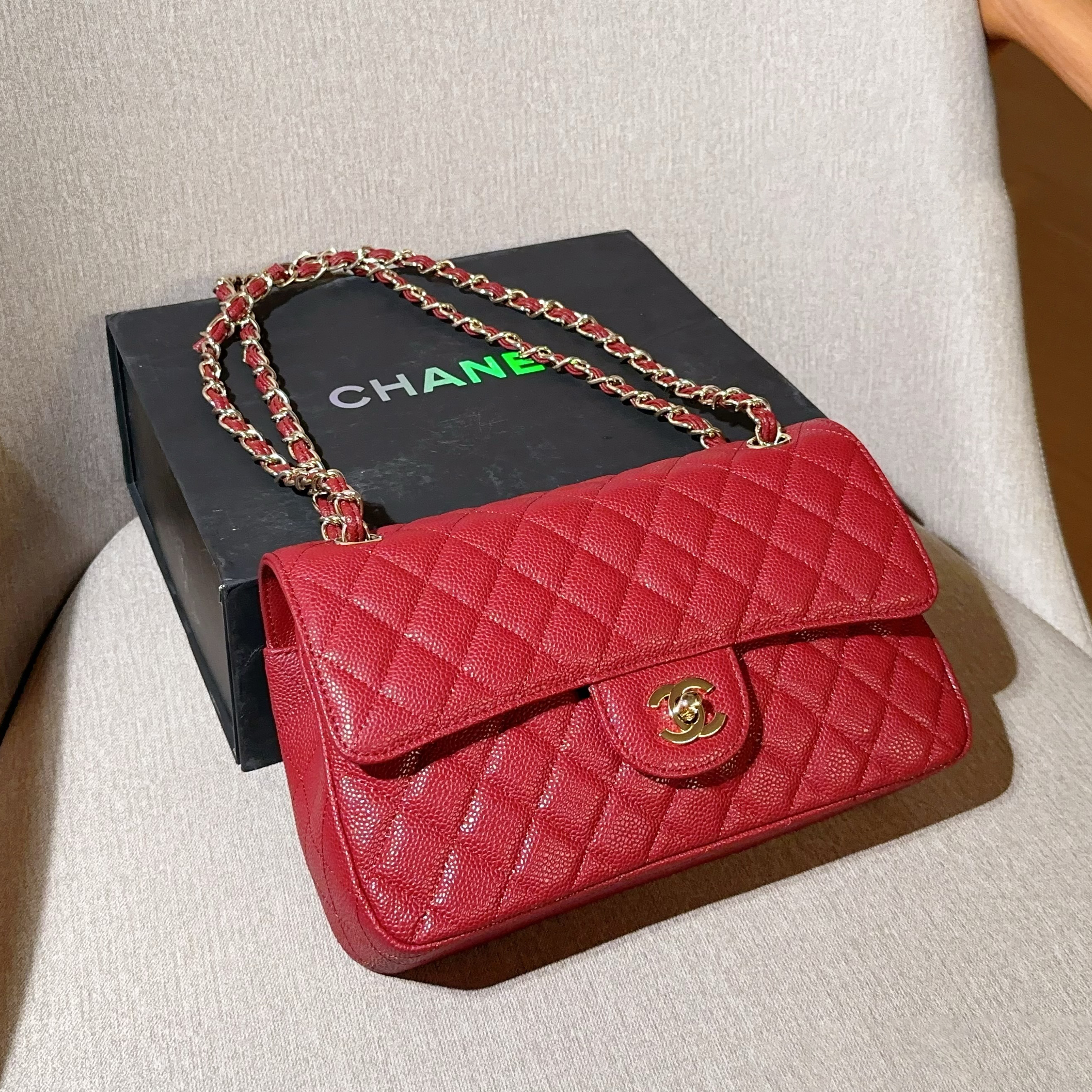 ☆目をひく赤色☆CHANEL/シャネル クラシックフラップバック