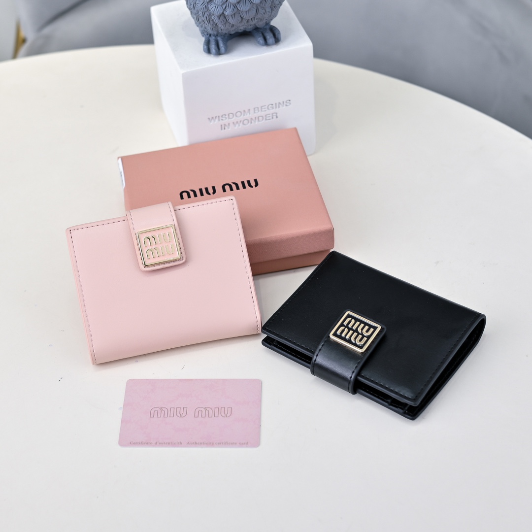 《新品》miumiu ダブルロゴ 二つ折り財布 カメオ モモ TWICE ミュウミュウ