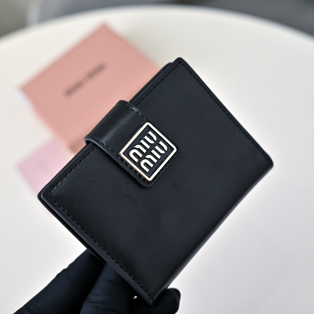 《新品》miumiu ダブルロゴ 二つ折り財布 カメオ モモ TWICE ミュウミュウ
