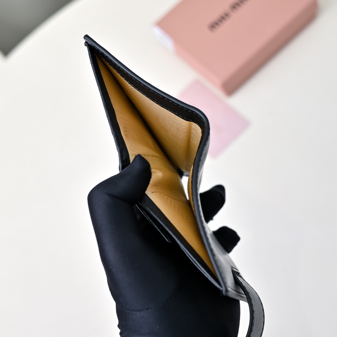 《新品》miumiu ダブルロゴ 二つ折り財布 カメオ モモ TWICE ミュウミュウ