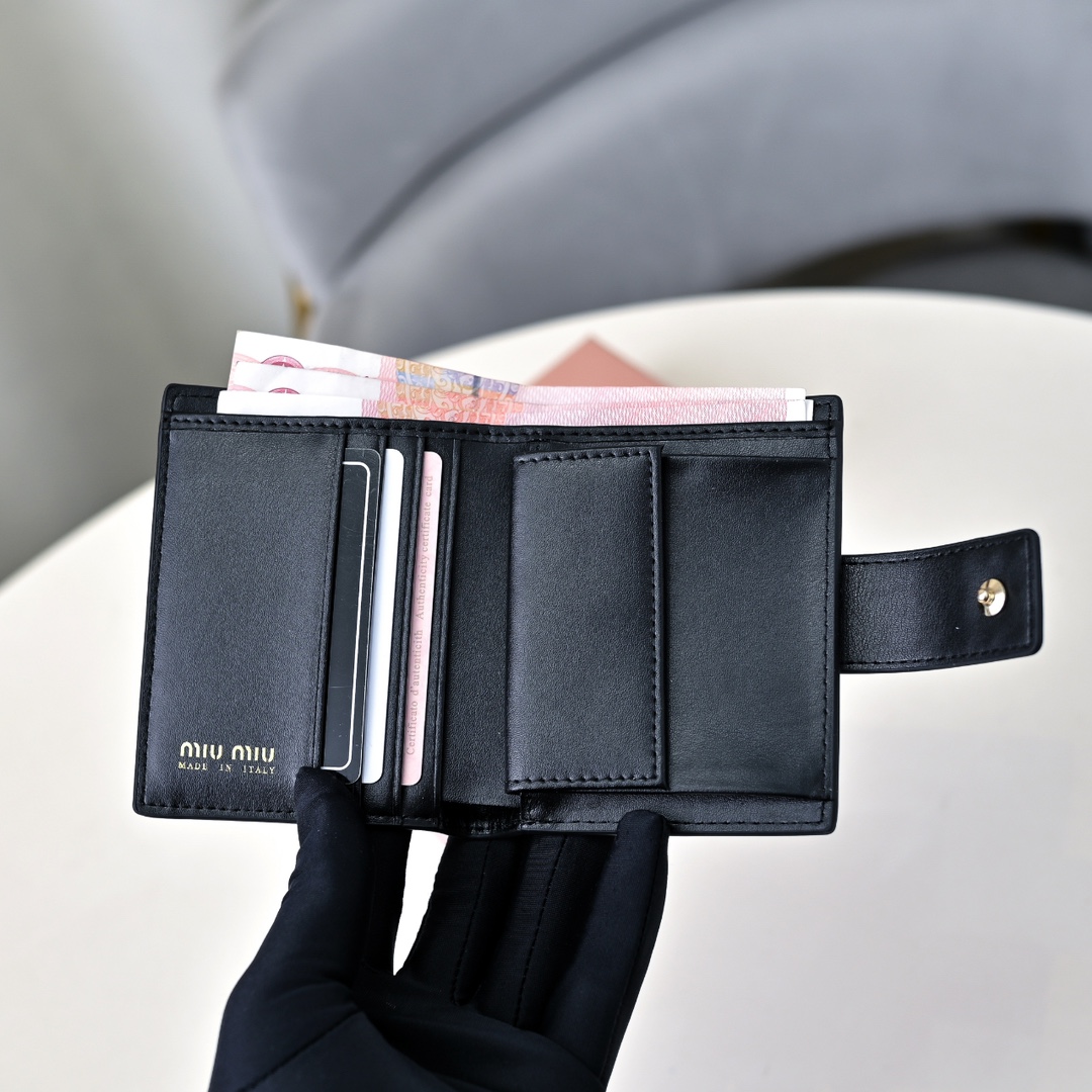 《新品》miumiu ダブルロゴ 二つ折り財布 カメオ モモ TWICE ミュウミュウ
