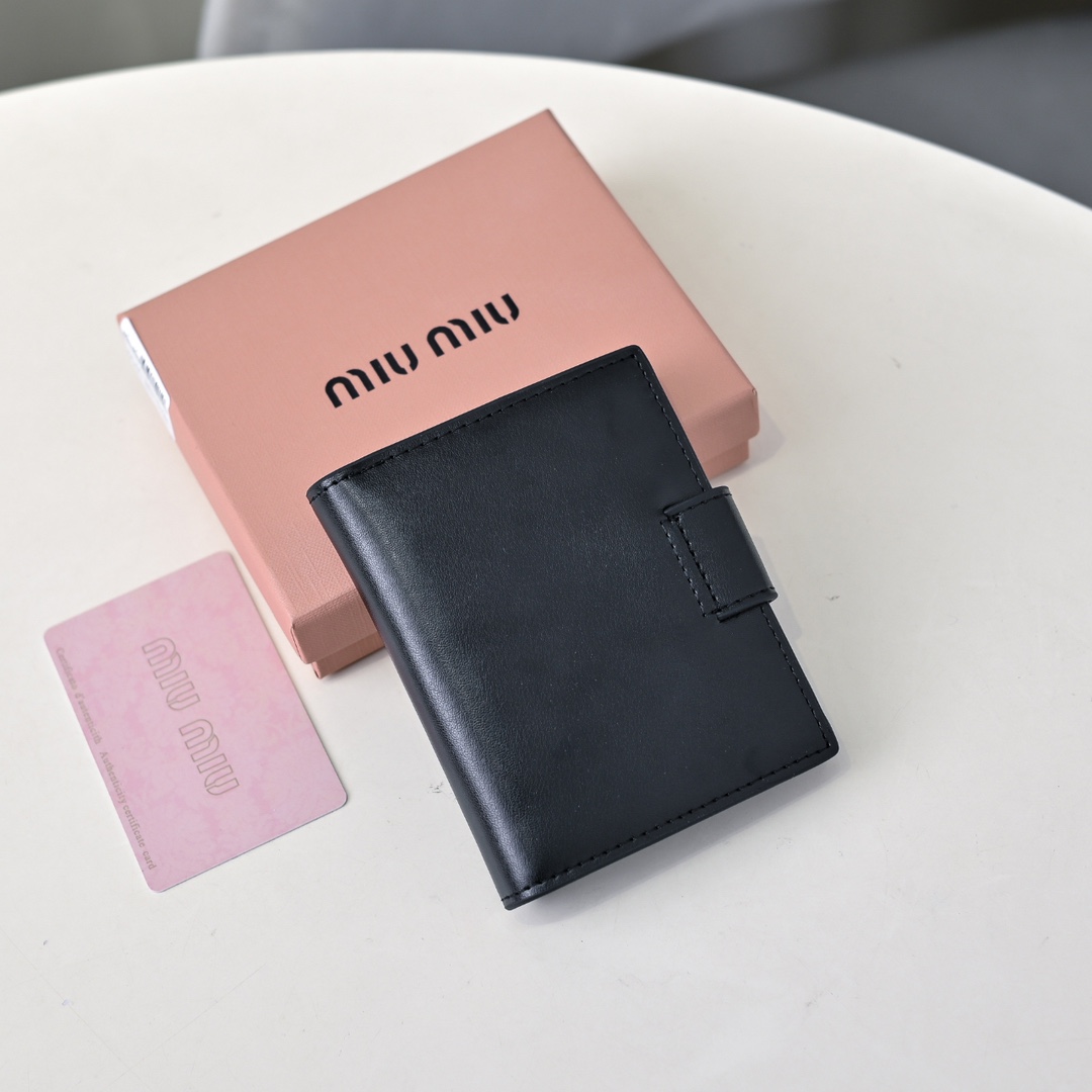 《新品》miumiu ダブルロゴ 二つ折り財布 カメオ モモ TWICE ミュウミュウ