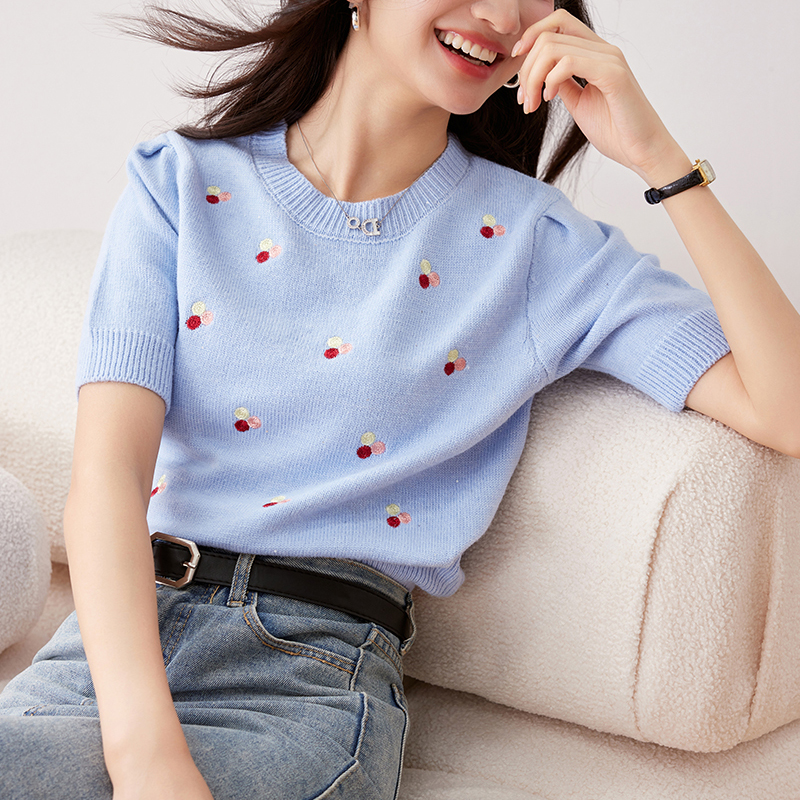 時尚百搭圓領刺繡花短袖