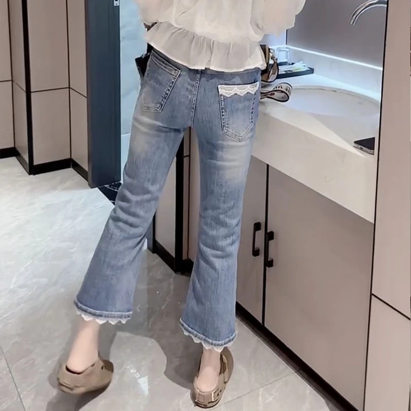 拼接蕾絲九分微喇叭牛仔褲