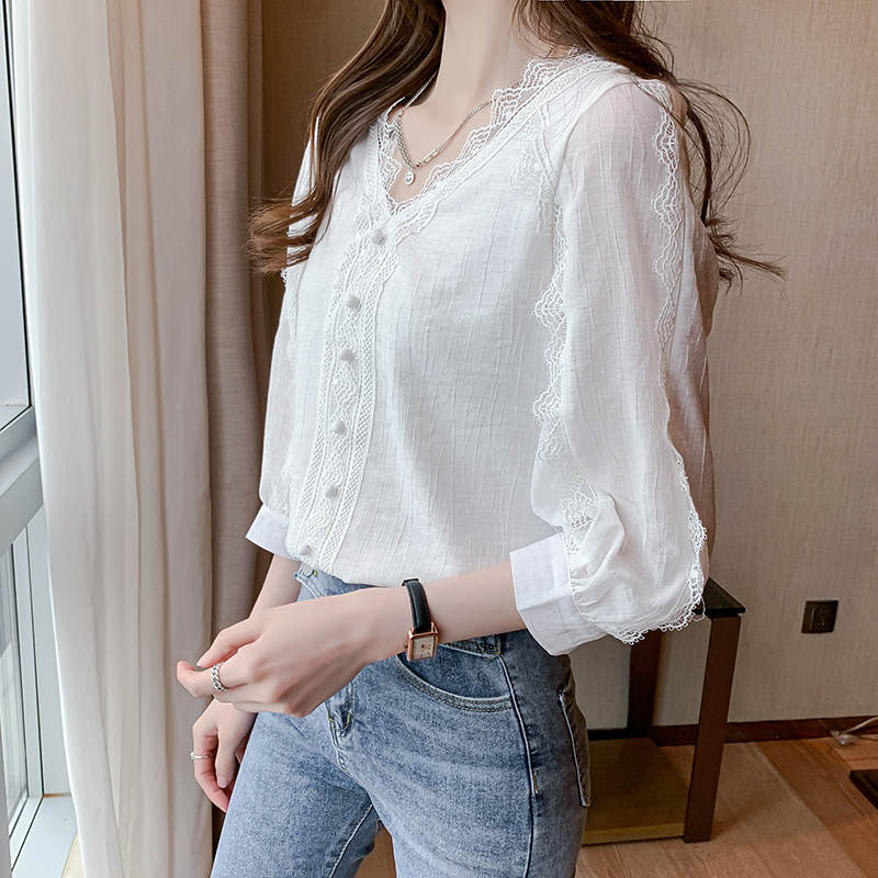 百搭V領蕾絲花邊七分泡泡袖小衫