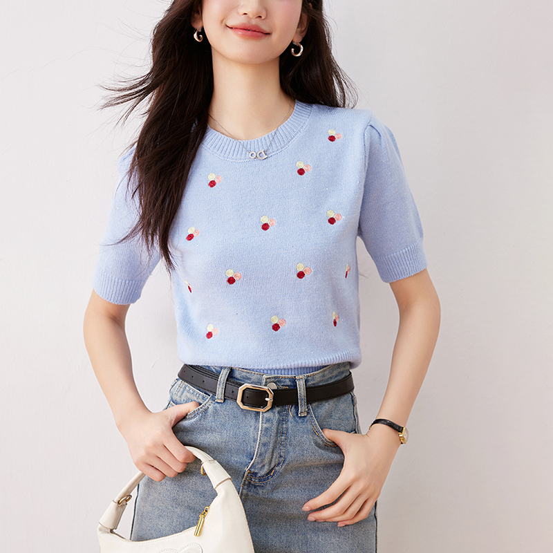 時尚百搭圓領刺繡花短袖