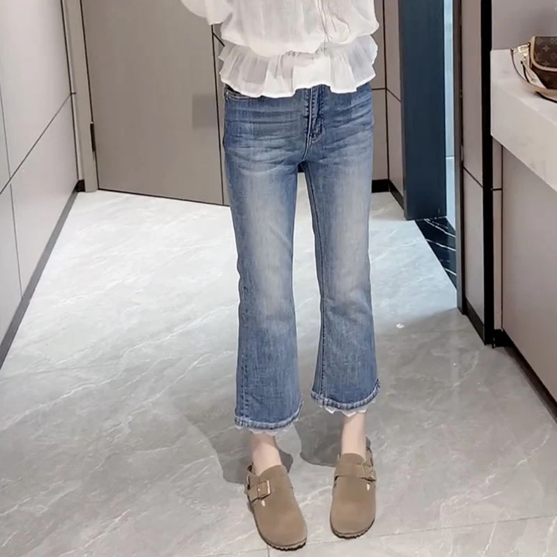 拼接蕾絲九分微喇叭牛仔褲