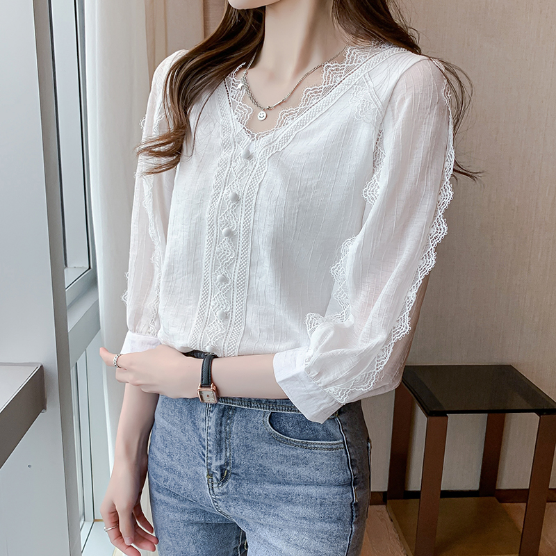 百搭V領蕾絲花邊七分泡泡袖小衫
