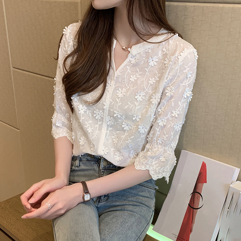 優雅半開V領繡花喇叭短袖襯衫