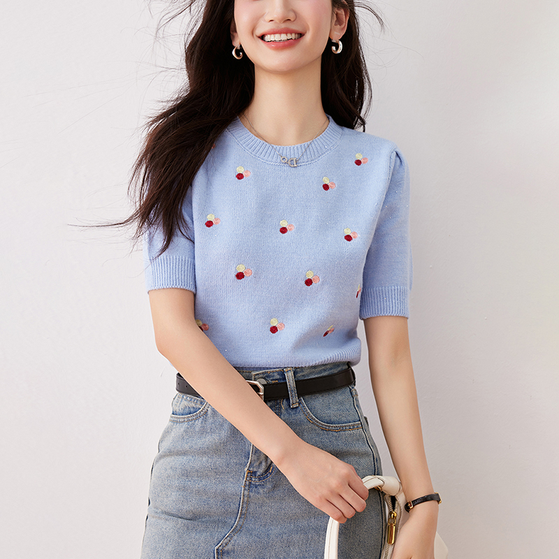 時尚百搭圓領刺繡花短袖