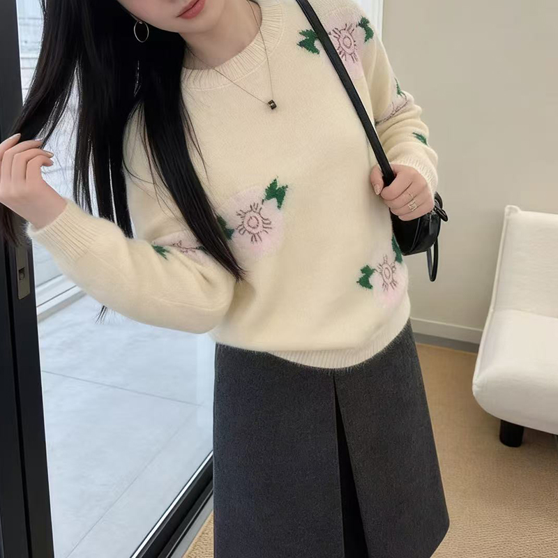 韩系软糯圆领花朵针织毛衣