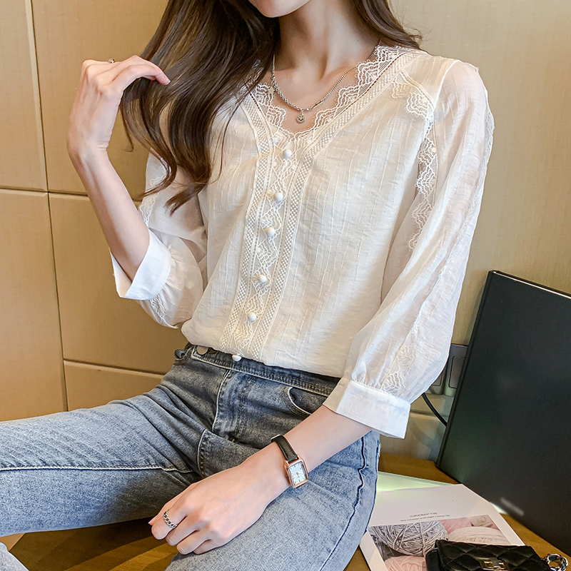 百搭V領蕾絲花邊七分泡泡袖小衫