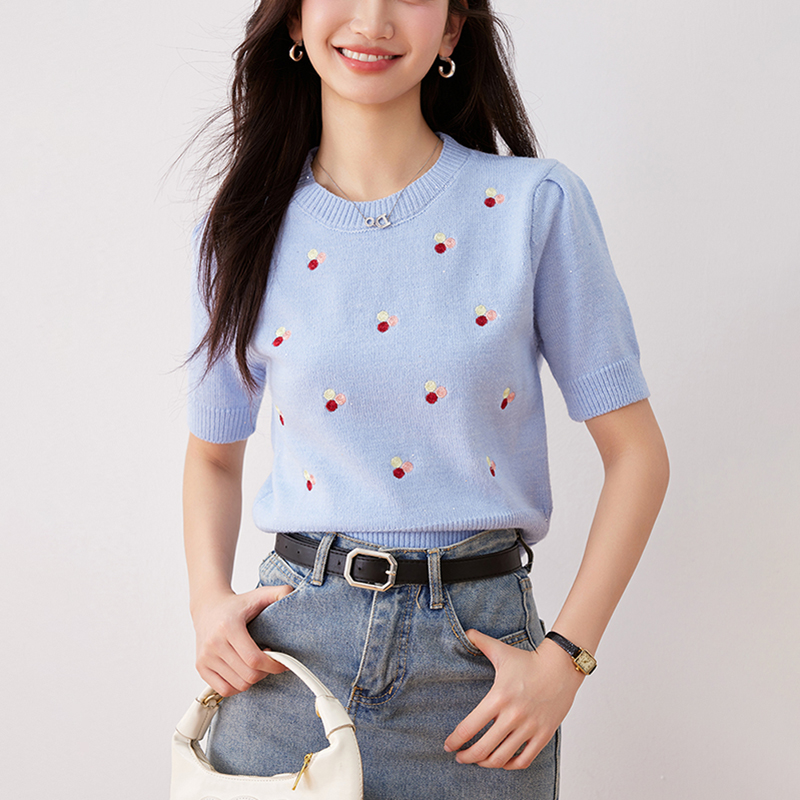 時尚百搭圓領刺繡花短袖