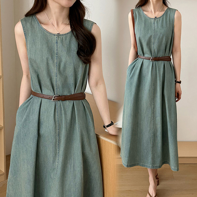 無袖直筒薄背心式牛仔連身裙(附腰帶)