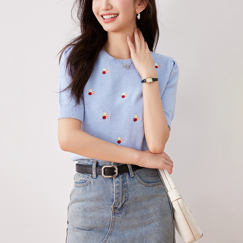 時尚百搭圓領刺繡花短袖