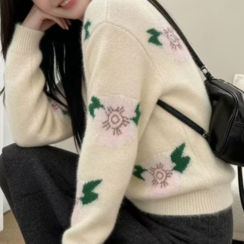 韩系软糯圆领花朵针织毛衣