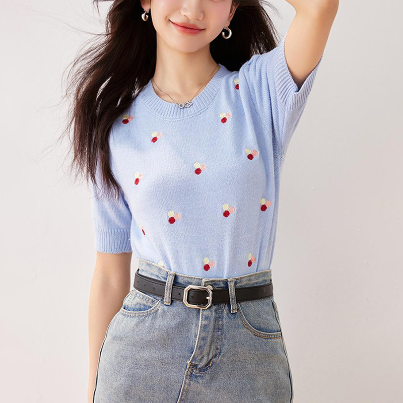 時尚百搭圓領刺繡花短袖