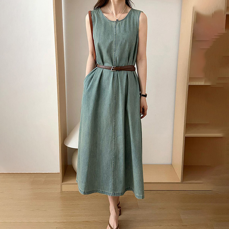 無袖直筒薄背心式牛仔連身裙(附腰帶)