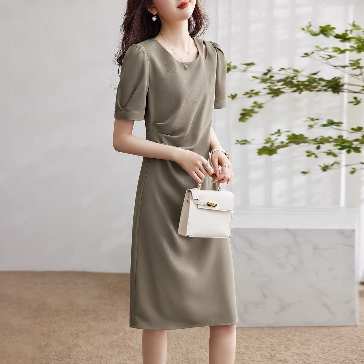 鏤空設計壓褶優雅簡約連身裙