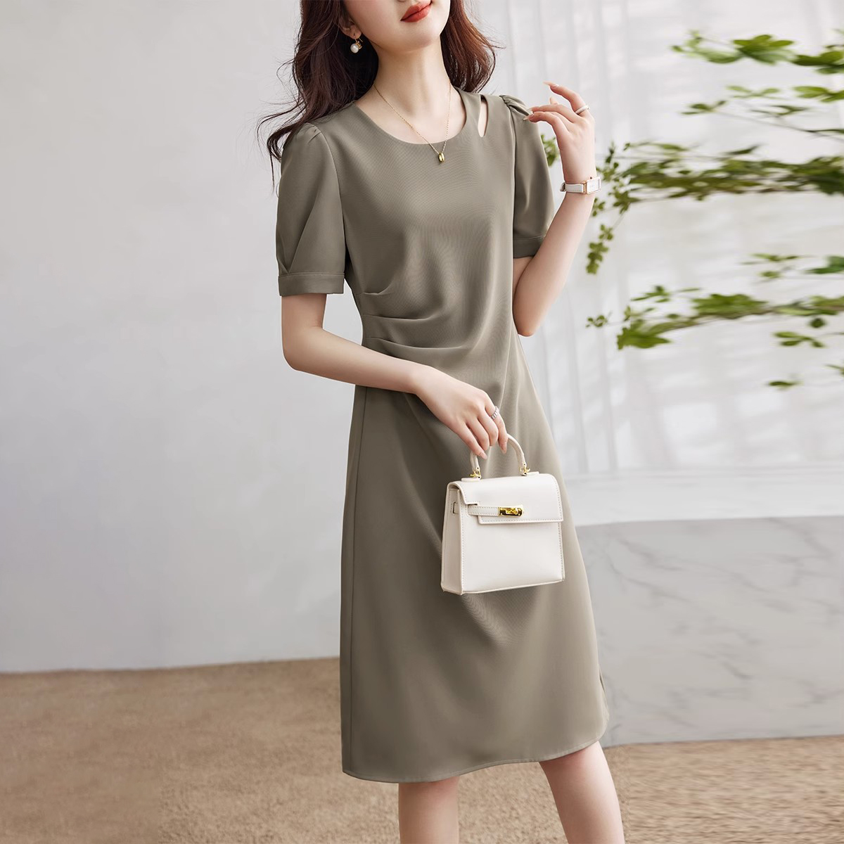 鏤空設計壓褶優雅簡約連身裙