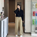 黑色衛衣+卡其色褲子