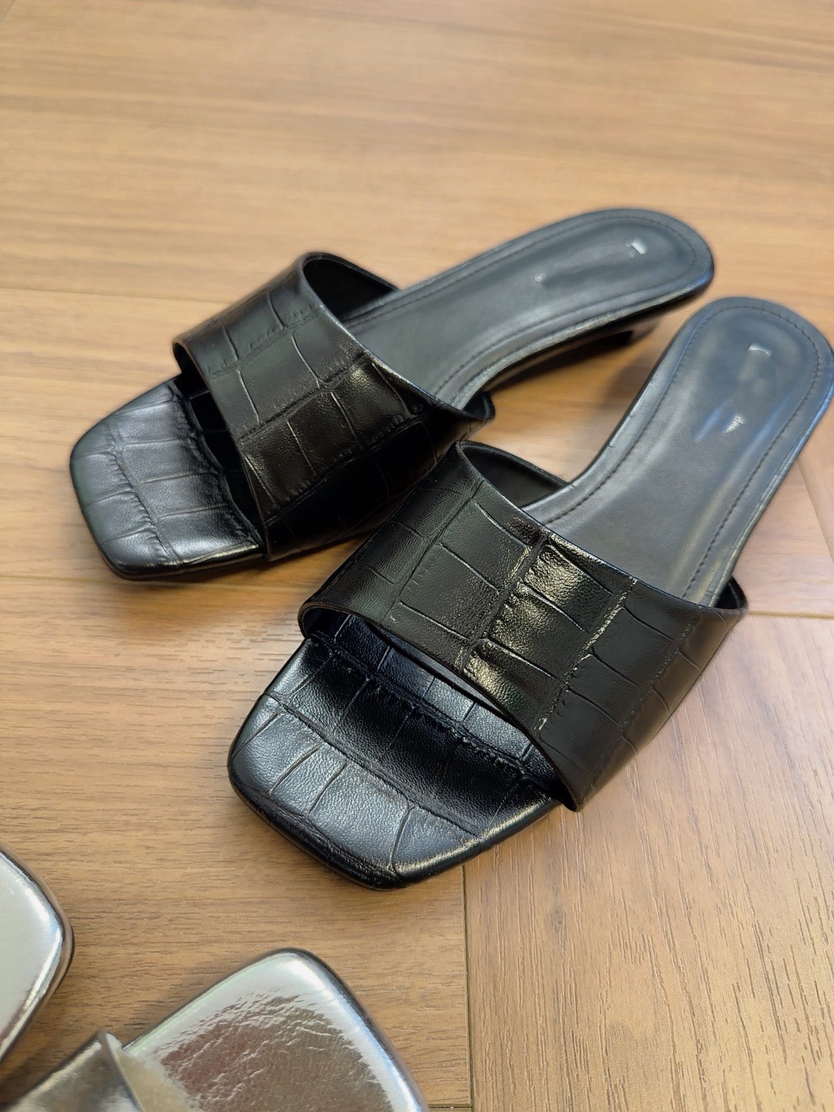 LD530 LUXE SQUARE LOW HEEL SLIDE