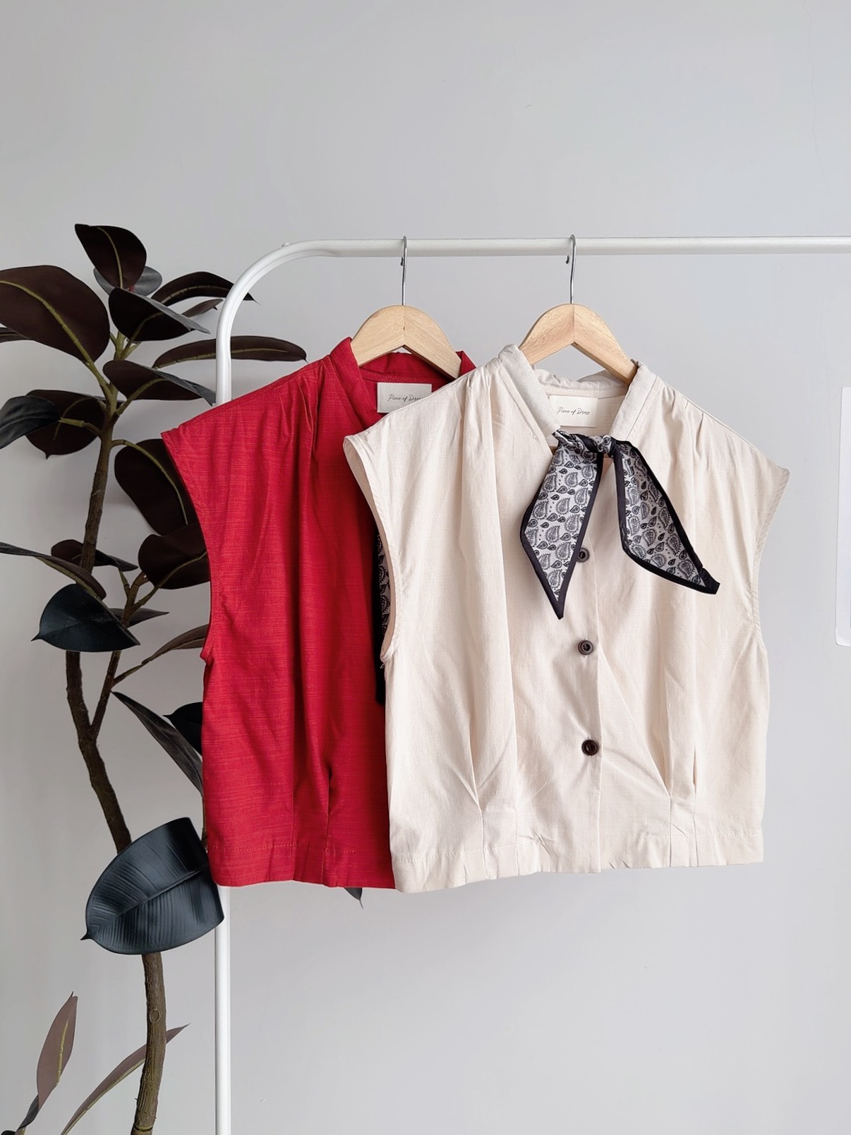 T72626 LUNA SCARF TRIM BLOUSE