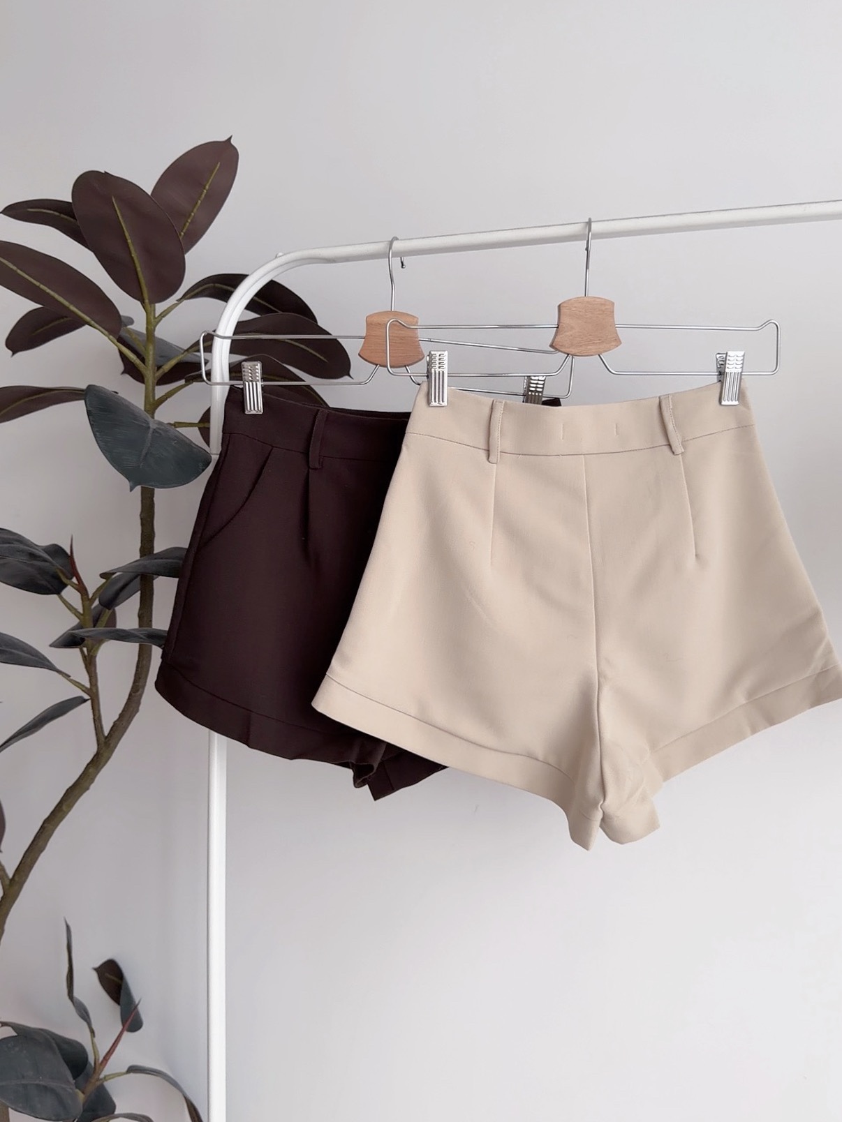 B72549 MILA STRUCTURED SHORTS