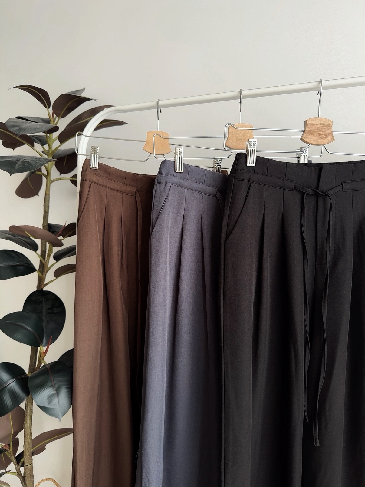 B72573 SINDRA FLOWY TROUSER