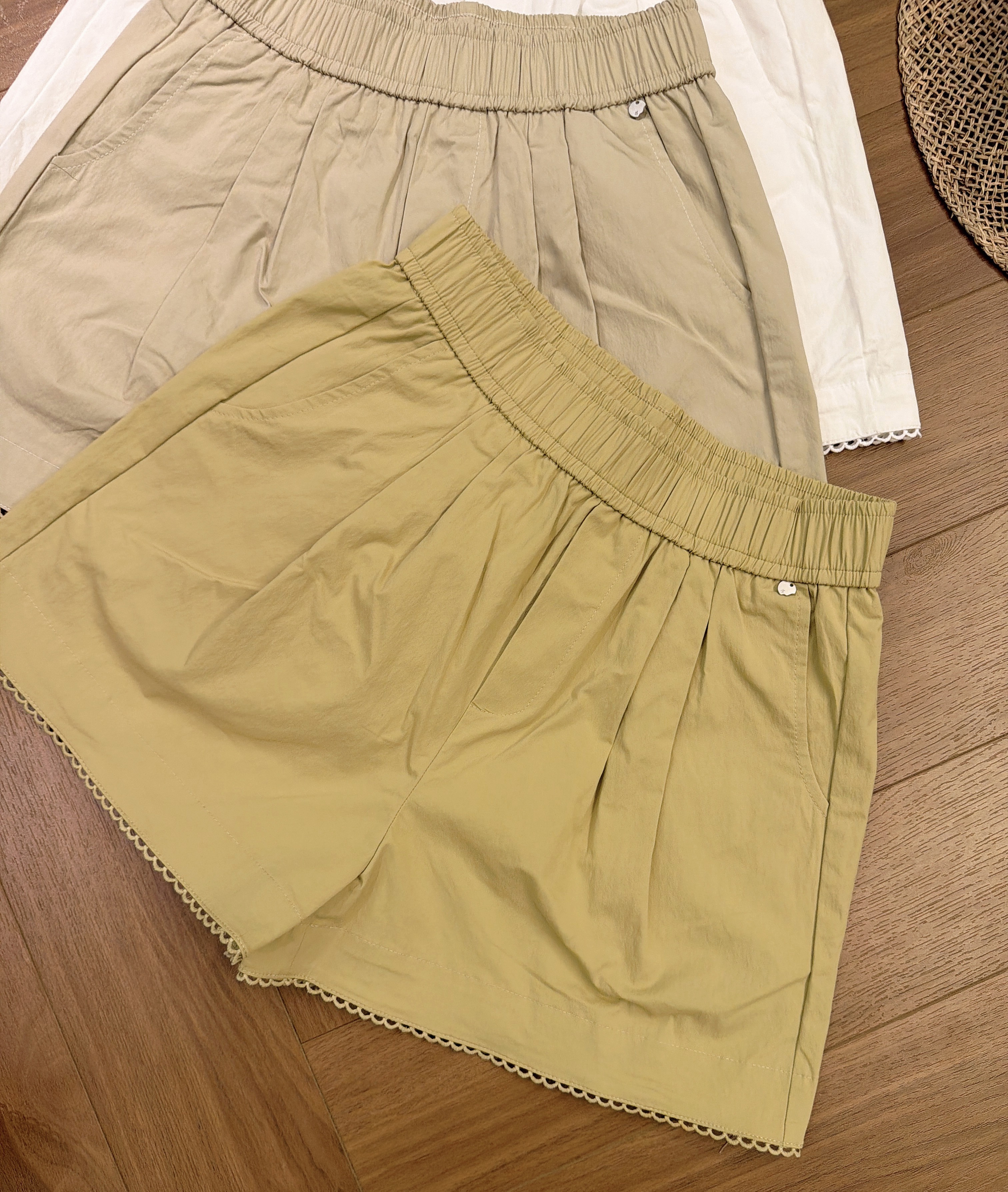HXB26021 ZIRELLE SCALLOP HEM SHORTS