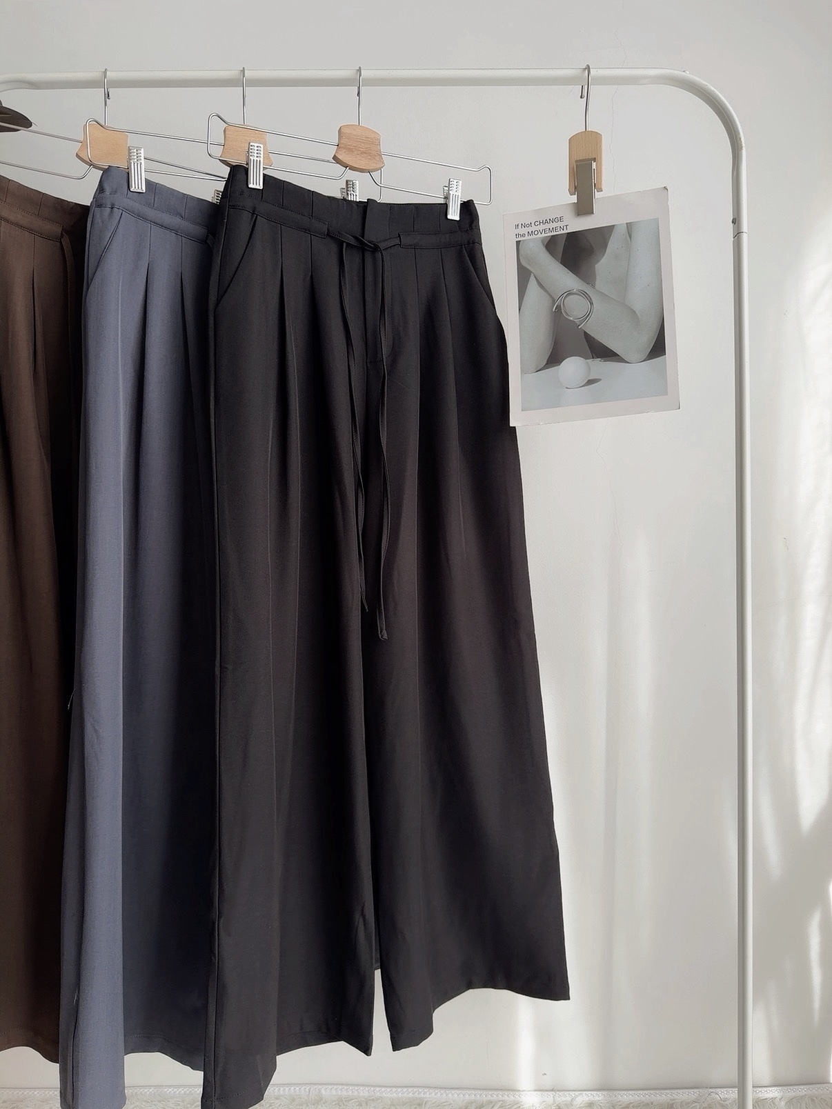 B72573 SINDRA FLOWY TROUSER