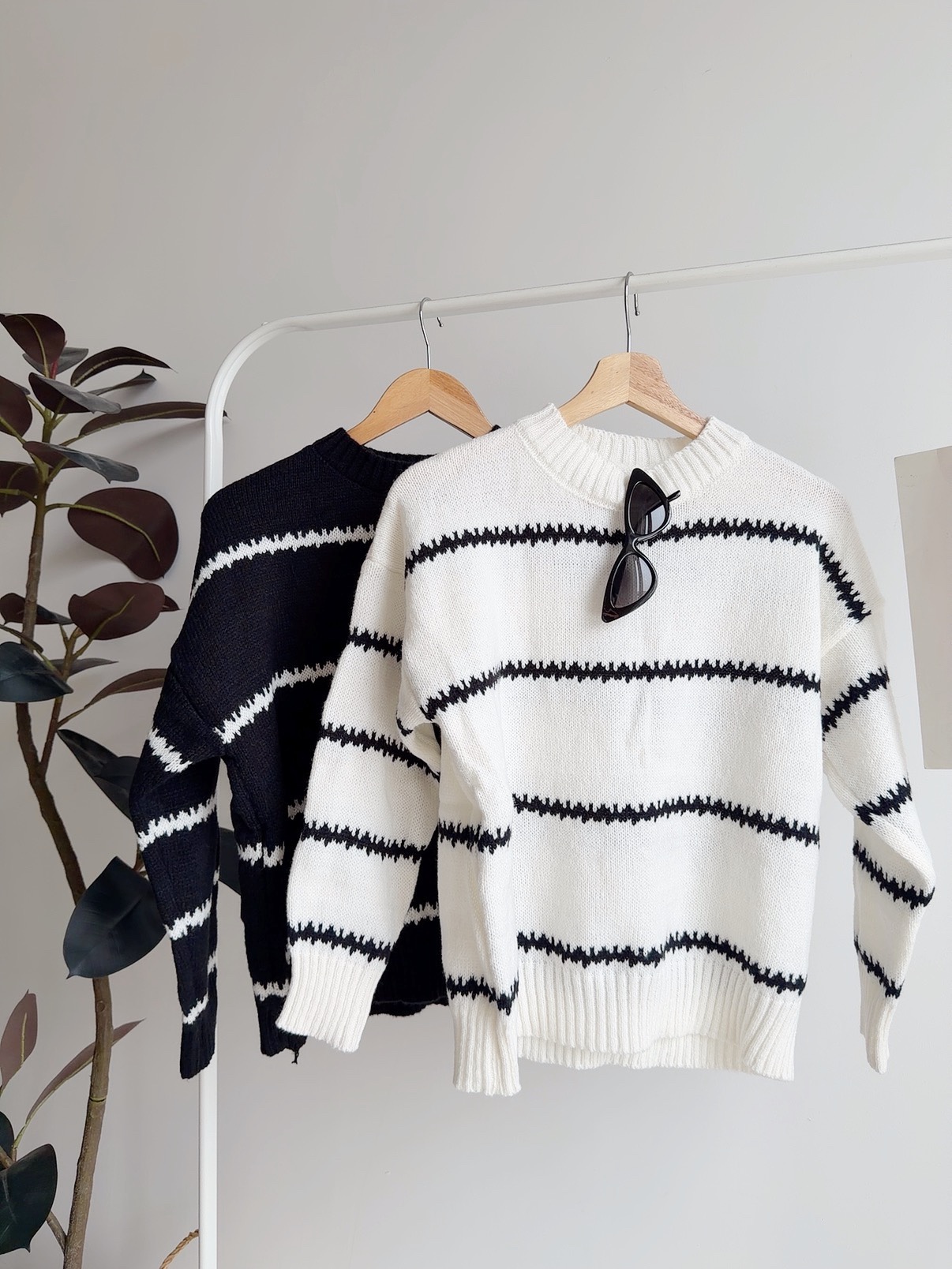 T72785 YUNA CURL LINE KNIT TOP