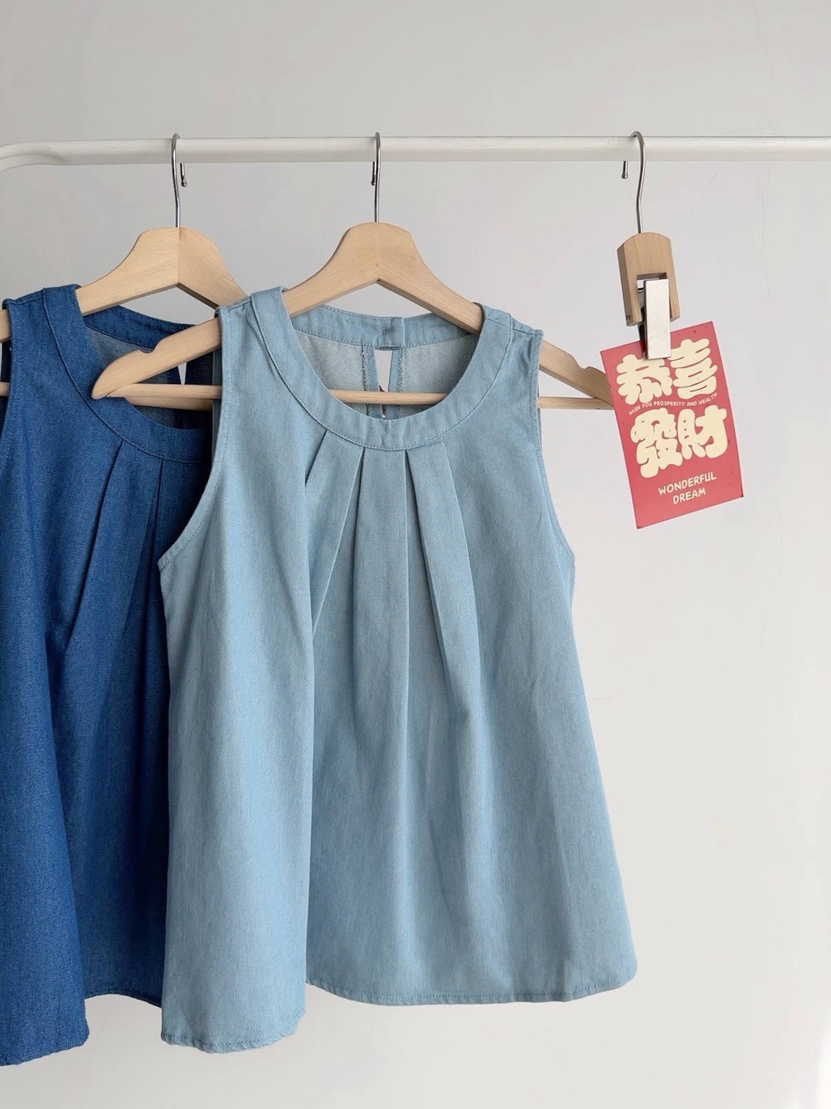 T72707 AVELYN PLEATED DENIM TANK