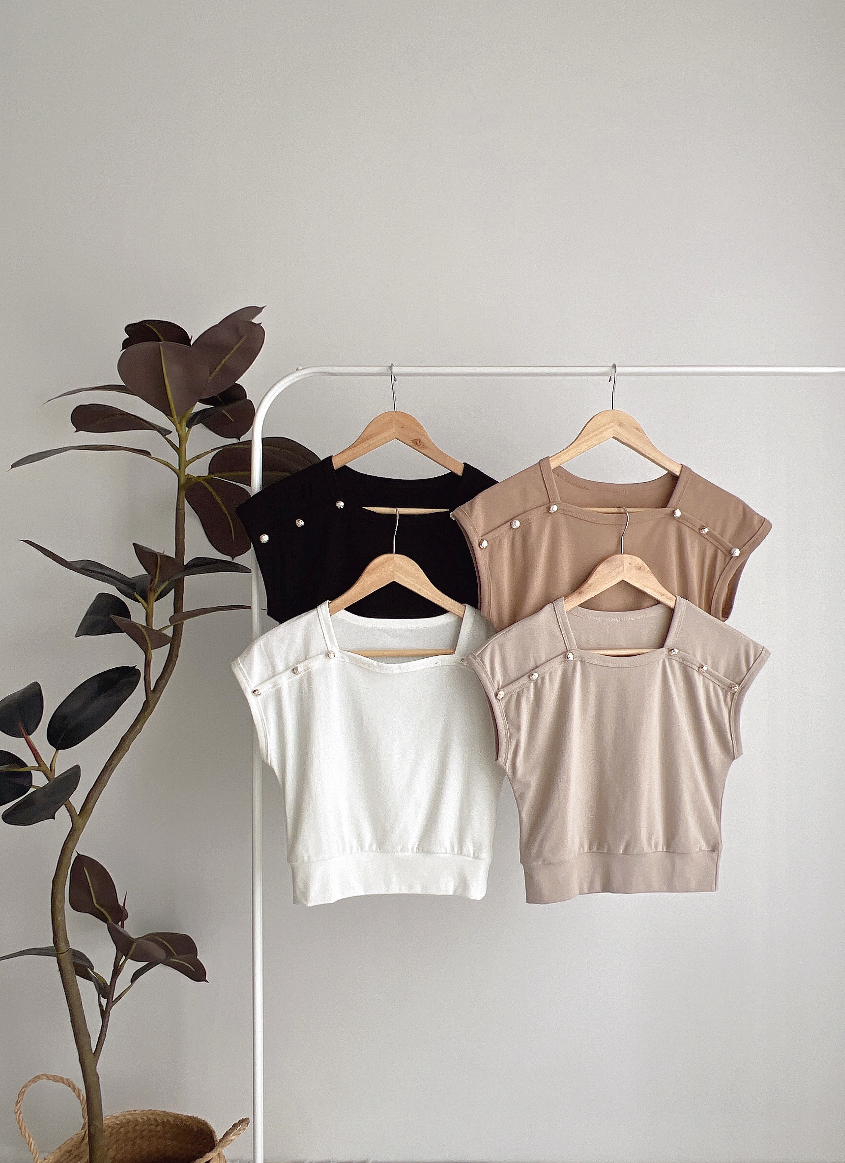 T70912  ASSA SQUARE NECK BUTTON TEE