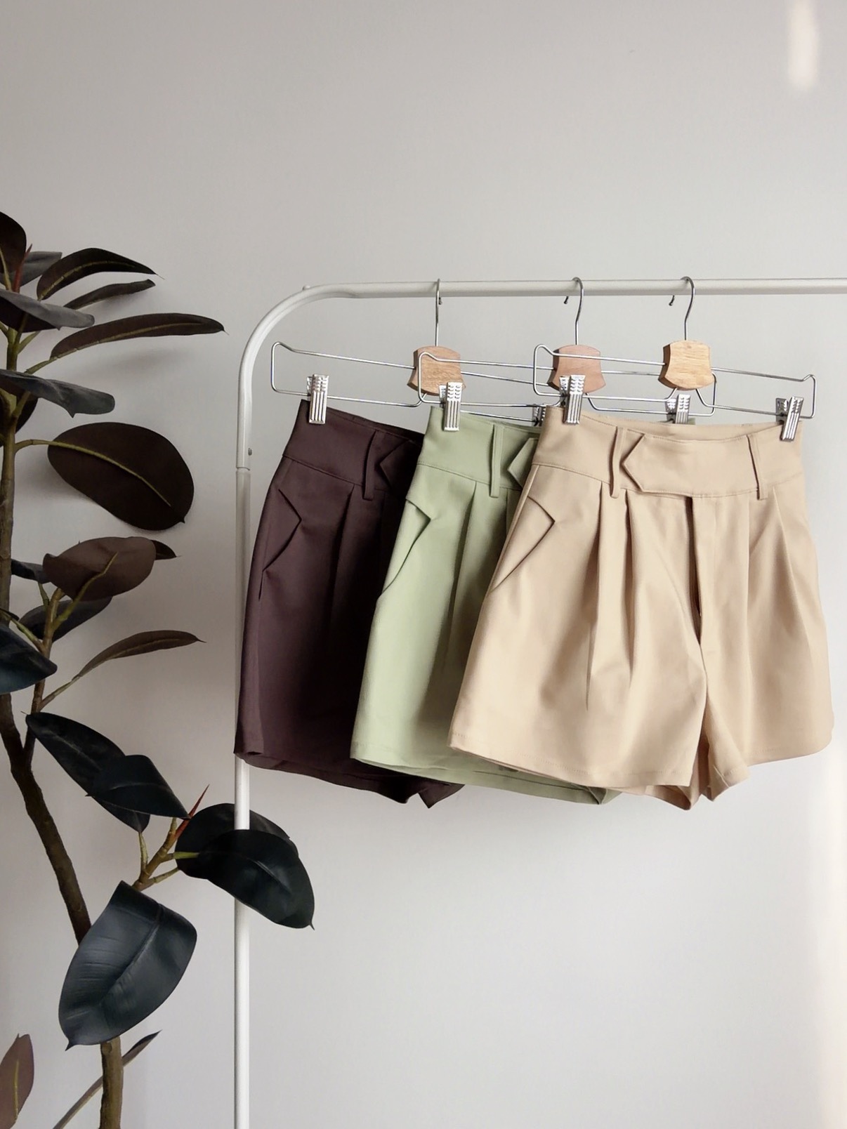 B72741 AVELINE A CUT SHORTS